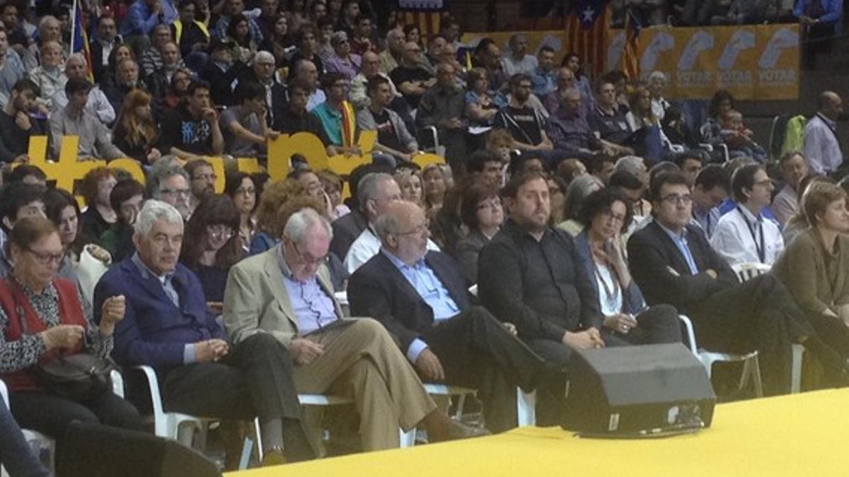 Pasqual Maragall, en la primera fila del mítin central de ERC, entre su esposa, Diana Garrigosa y su hermano Ernest, este domingo, 14 de mayo. Al lado, Terricabras y Junqueras.