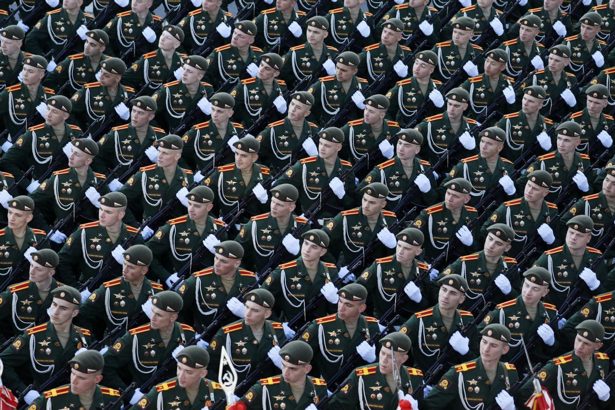 Moscow (Russian Federation), 09/05/2023.- Russian servicemen march in downtown of Moscow, Russia, 09 May 2023, preparing for the military parade which will take place on the Red Square to commemorate the victory of the Soviet Union’s Red Army over Nazi-Germany in WWII. (Alemania, Rusia, Moscú) EFE/EPA/YURI KOCHETKOV
