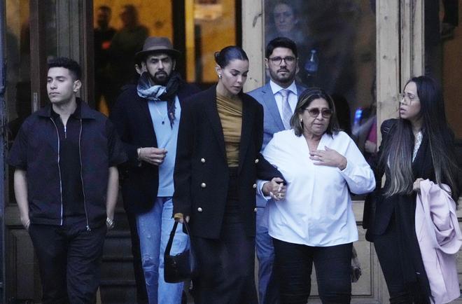 Joana Sanz y la madre de Dani Alves, Lucía; saliendo del juzgado