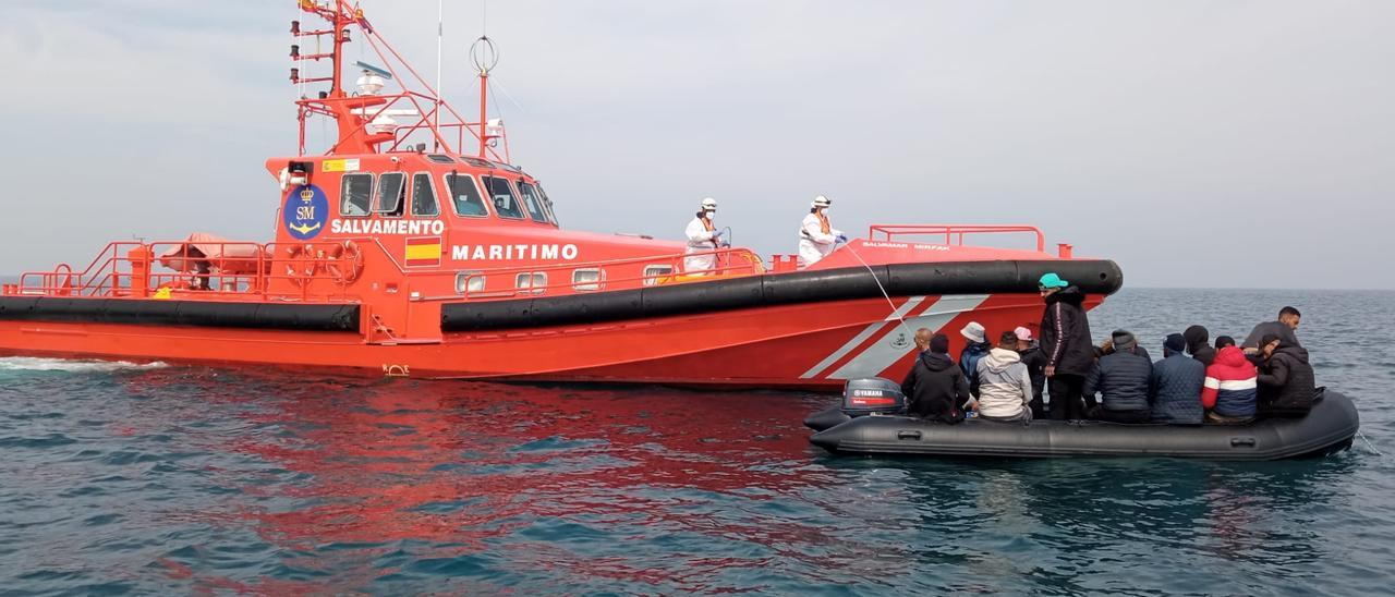 Imagen de una patera rescatada recientemente por Salvamento Marítimo en Alicante.