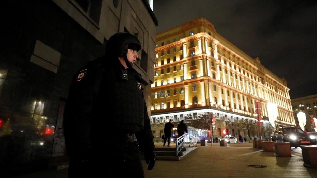 Un agente de policía cerca del sitio donde se ha producido el tiroteo en el centro de Moscú.