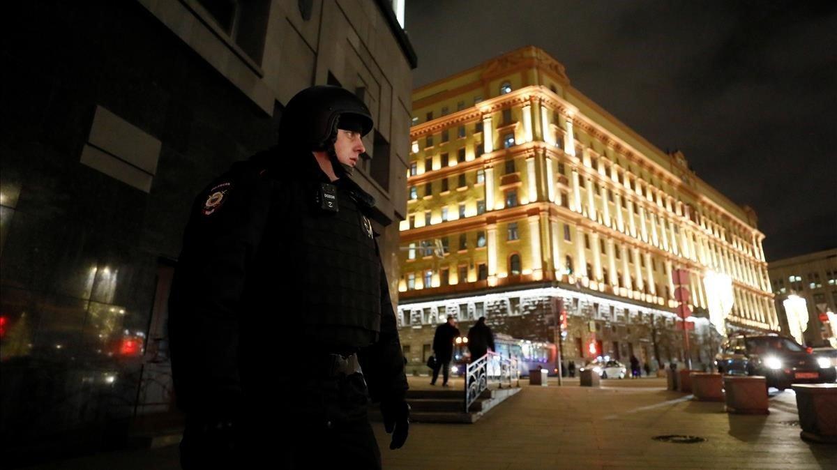 zentauroepp51445682 a security officer blocks a street near the federal security191219170321