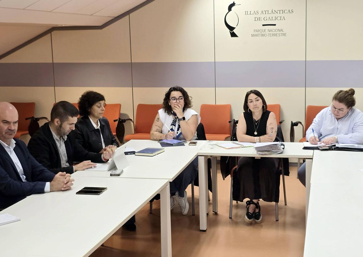 Representantes del Concello de Bueu y de la asociación de vecinos de Ons este miércoles en la reunión de la Mesa de Ons.