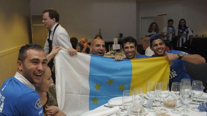 Manuel Pablo, Juan Carlos Valerón y Aythami posan con una bandera independentista de Canarias. i LA OPINIÓN