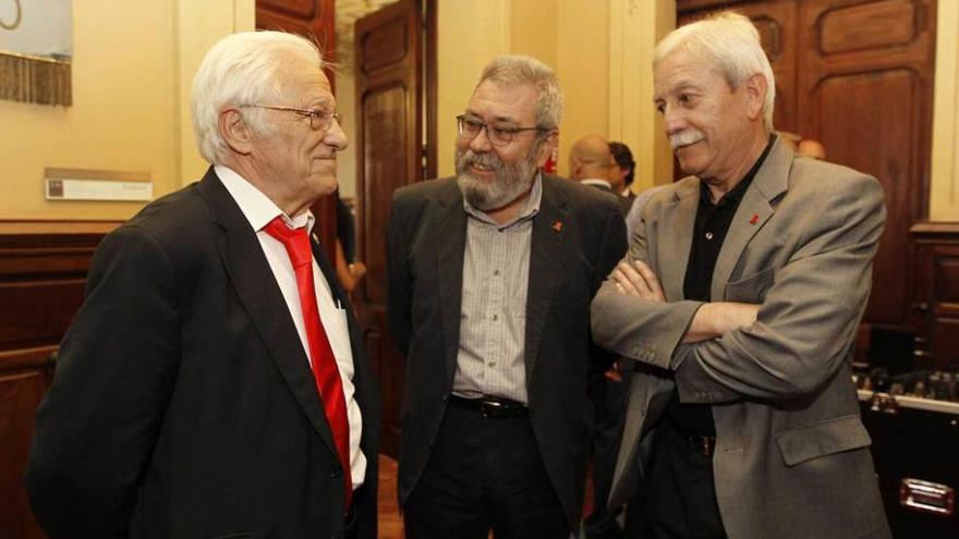 Por la izquierda, el Padre Ángel habla con Cándido Méndez y Justo Rodríguez Braga, en la Junta General.