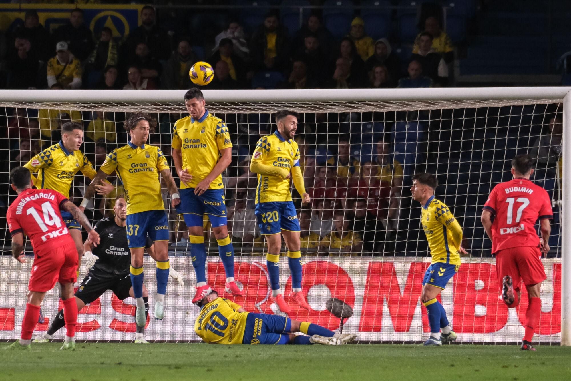 LAS PALMAS DE GRAN CANARIA, 24/01/2025.- El centrocampista de Osasuna Rubén García (i) efectúa un lanzamiento durante el partido de LaLiga entre la UD Las Palmas y el Osasuna, este viernes en el estadio de Gran Canaria. EFE/ Angel Medina G.