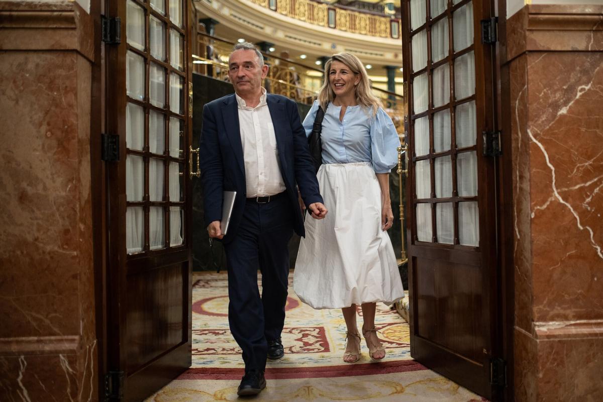 El diputado de Sumar Enrique Santiago y la vicepresidenta segunda y ministra de Trabajo, Yolanda Díaz, este verano.