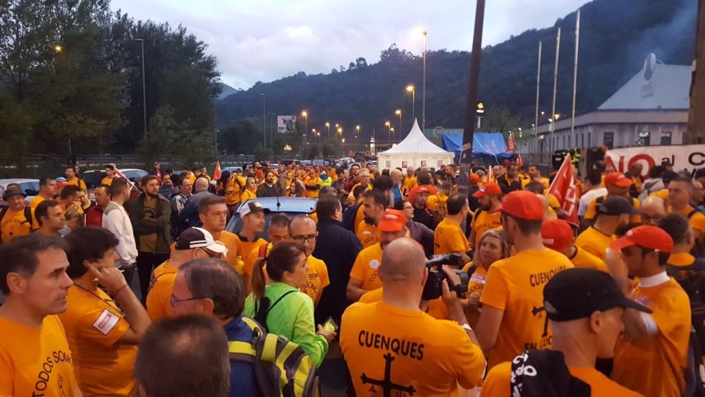 Los trabajadores de Vesuvius marchan a pie desde la fábrica de Riaño hasta la Junta.