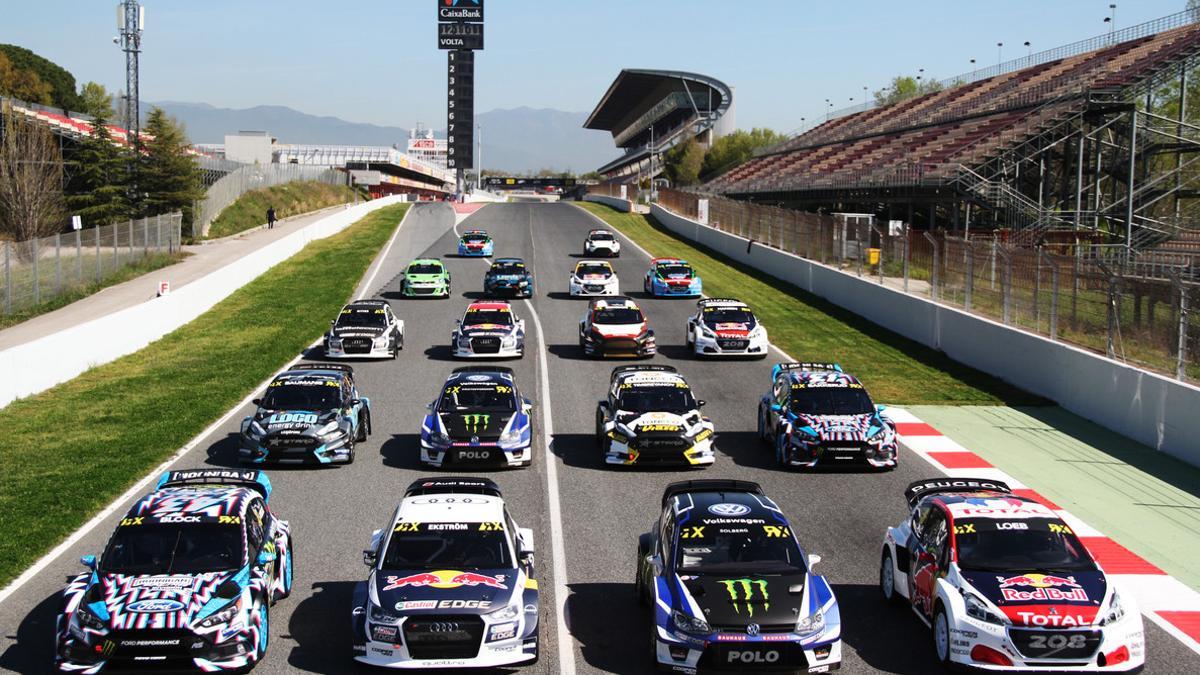 Los coches que corren el BarcelonaRX posaron en la línea de salida del Circuit