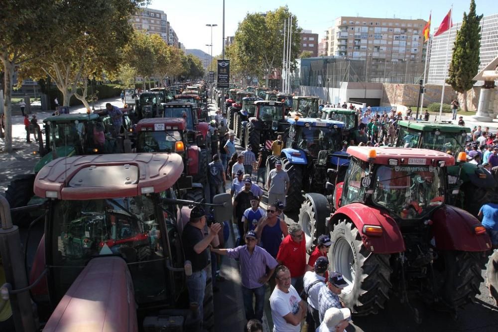 Protesta de agricultores en la Asamblea Regional