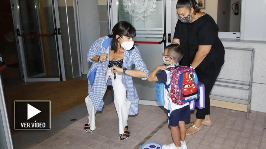 Un alumno del colegio Calasancias de Vigo antes de entrar hoy a clase. // Alba Villar