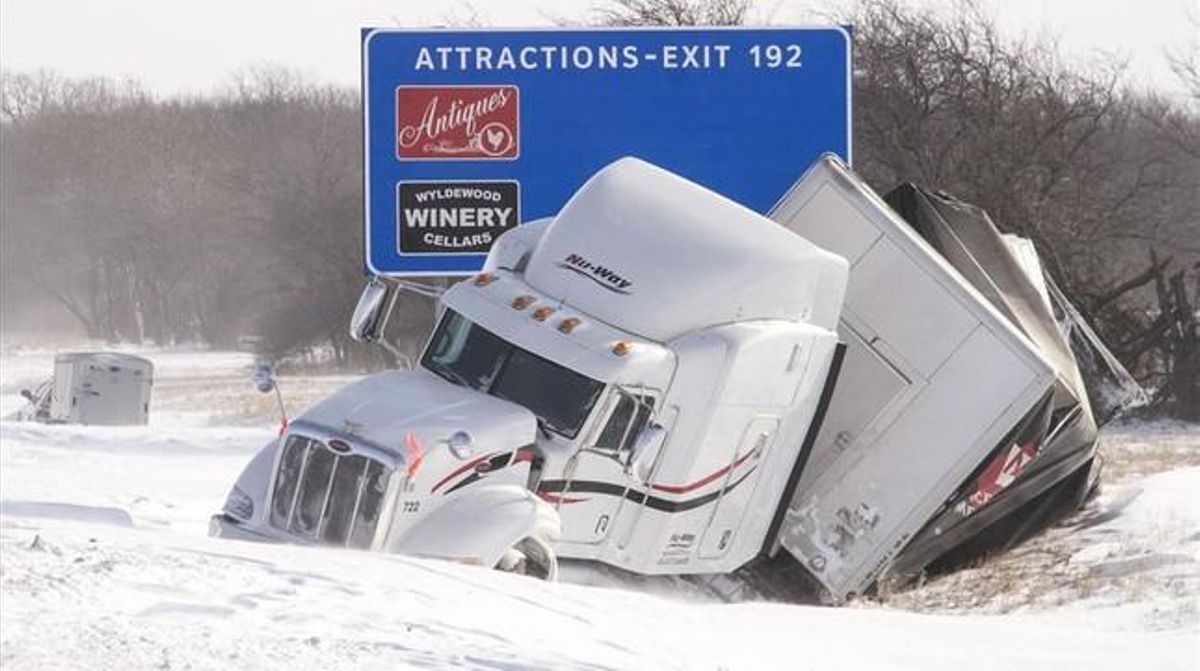 Un camió accidentat en una carretera d’Illinois.