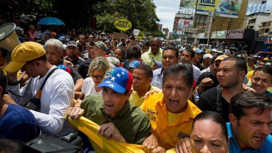 La policía reprime con gas lacrimógeno una nueva protesta contra Maduro