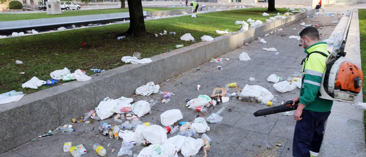 Imagen de una calle tras un botellón en Vigo.