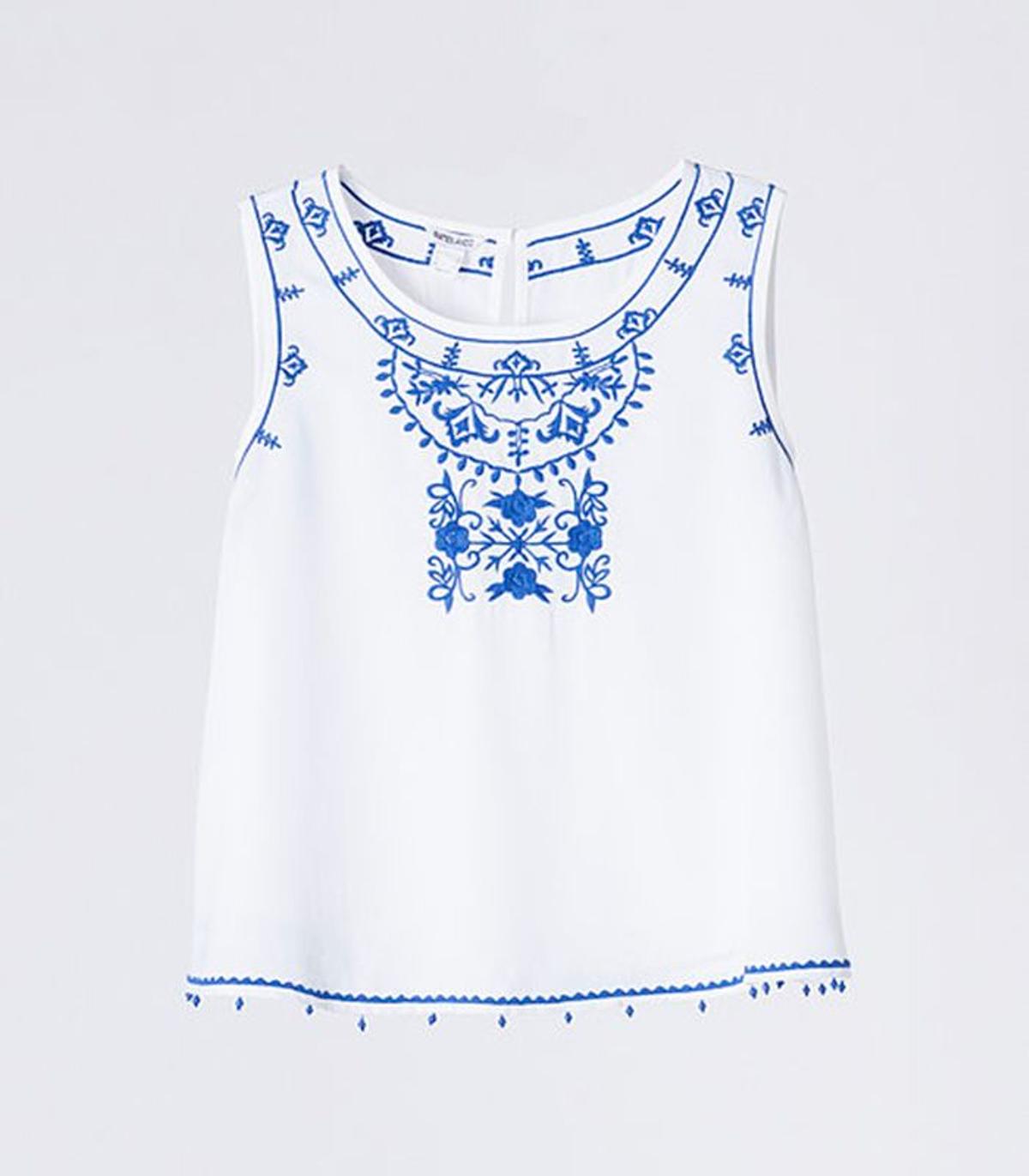 Sin mangas, en color blanco y con bordados verticales en color azul, de Suite Blanco (25.99€)