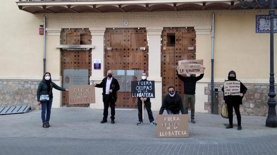 Vecinos se manifiestan contra los okupas en la Llobatera.