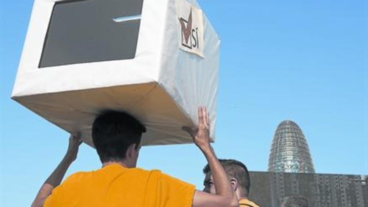 Un joven porta una urna simbólica en la recienet manifestación de la Diada.