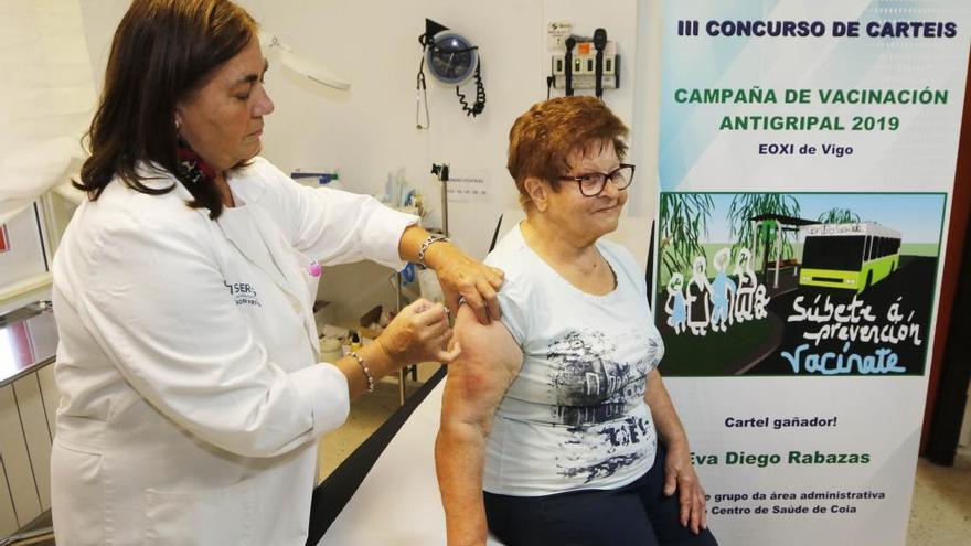 Una mujer vacunándose esta mañana en el centro de salud de Matamá