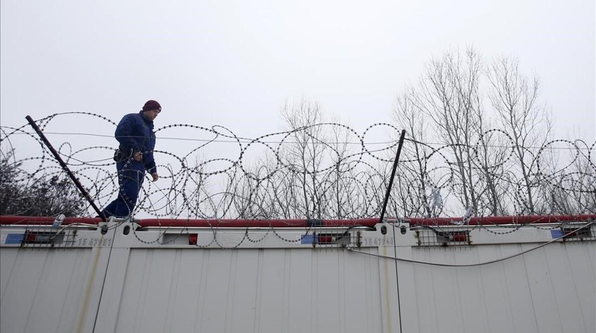 zentauroepp37208514 a hungarian police officer stands guard at serbia s border w170214164856