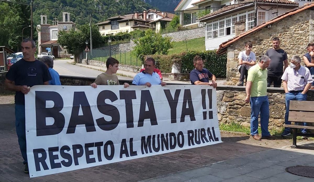 Ganaderos con una pancarta en la que exigen respeto al mundo rural. | E. P.