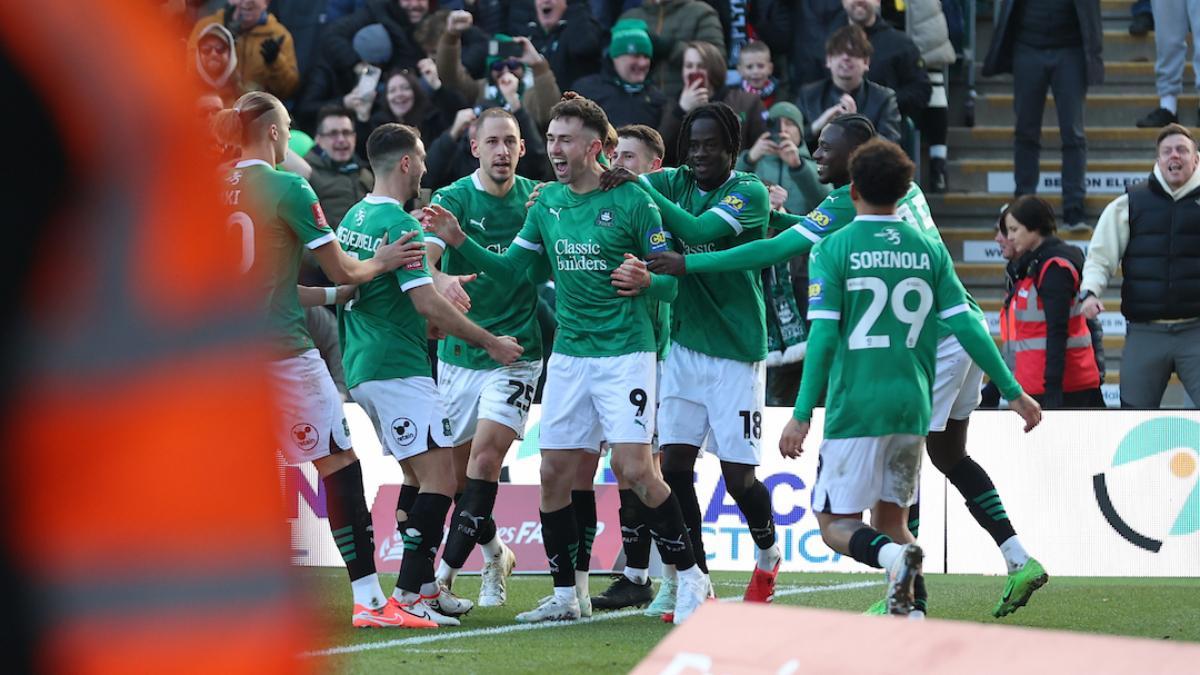 Ryan Hardie celebra con sus compañeros el histórico gol que dio el triunfo al Plymouth Argyle contra el Liverpool en la FA Cup