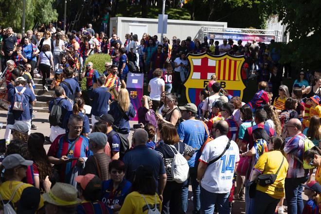 ¡Locura en Bilbao! Miles de aficionados y ambientazo en la fan zone del Barça