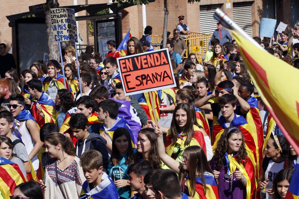 Manifestació d'estudiants universitaris i de secundària al centre de Girona