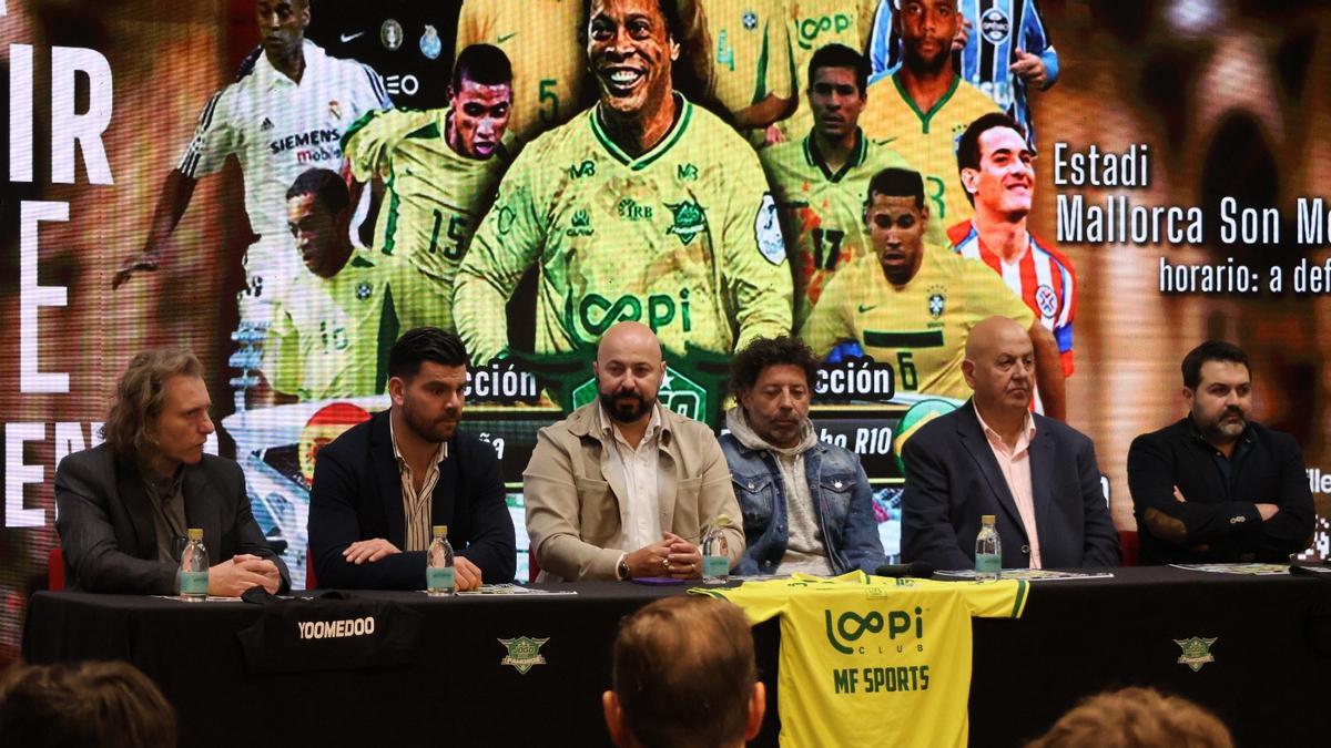 Los organizadores, durante la presentación del partido en Son Moix.