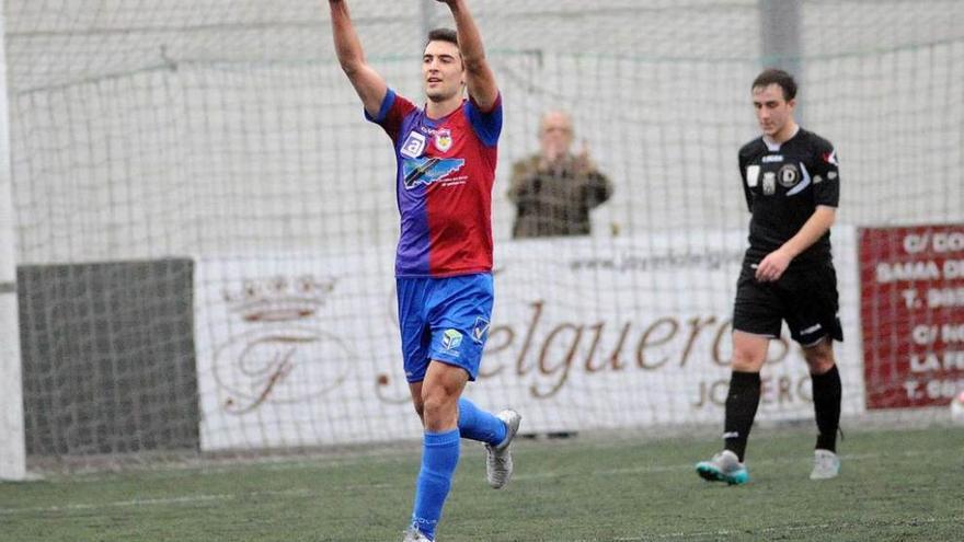 Claudio celebra un gol el pasado curso con la camiseta del Langreo.