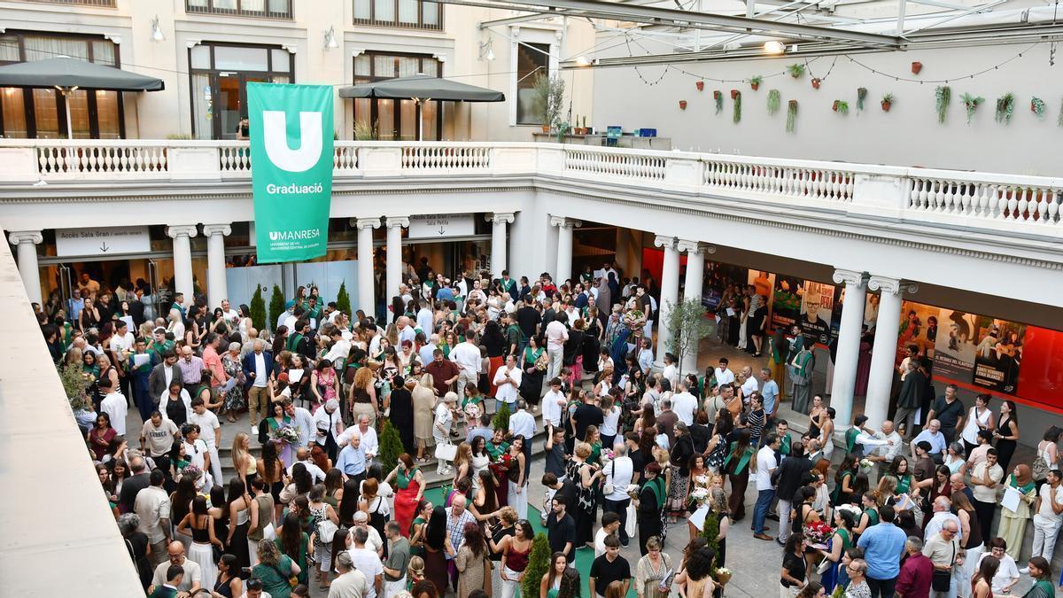 El pati del Kursaal durant una de les quatre cerimònies de graduació