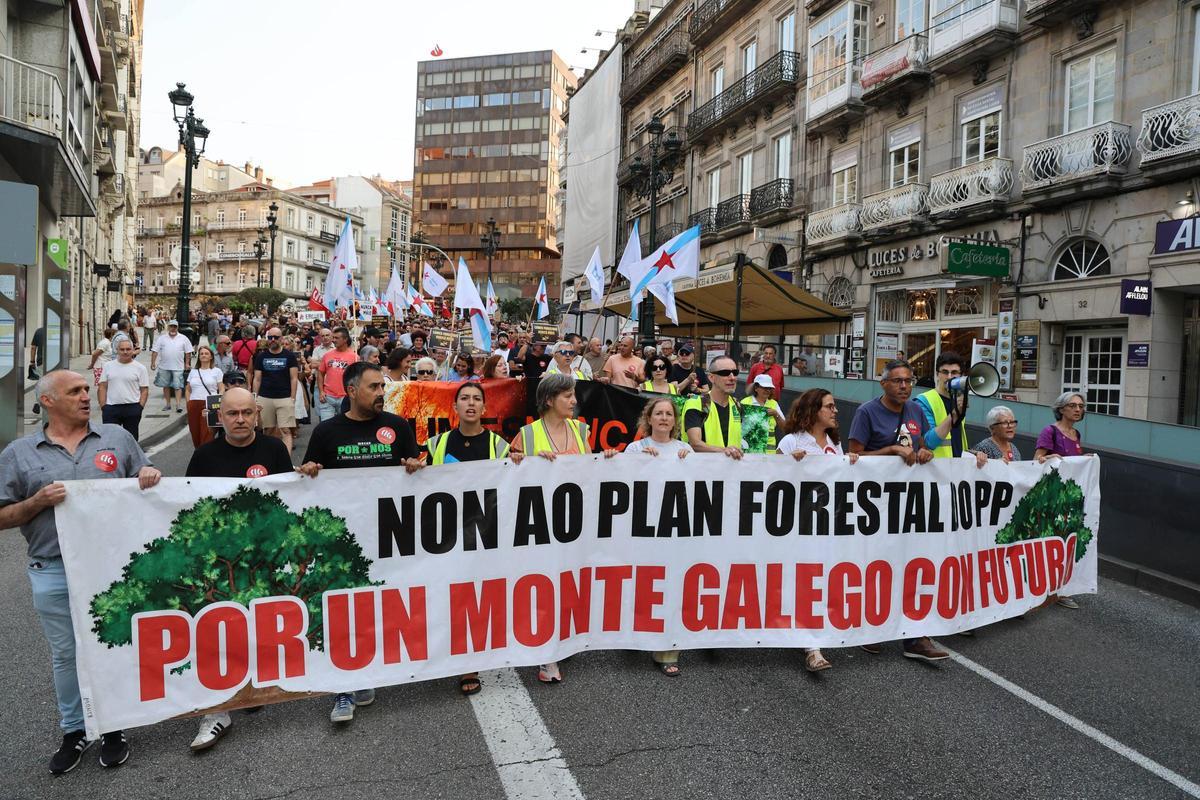 Cientos de personas salen a la calle en Vigo a protestar por la gestión de los incendios... bajo la ceniza
