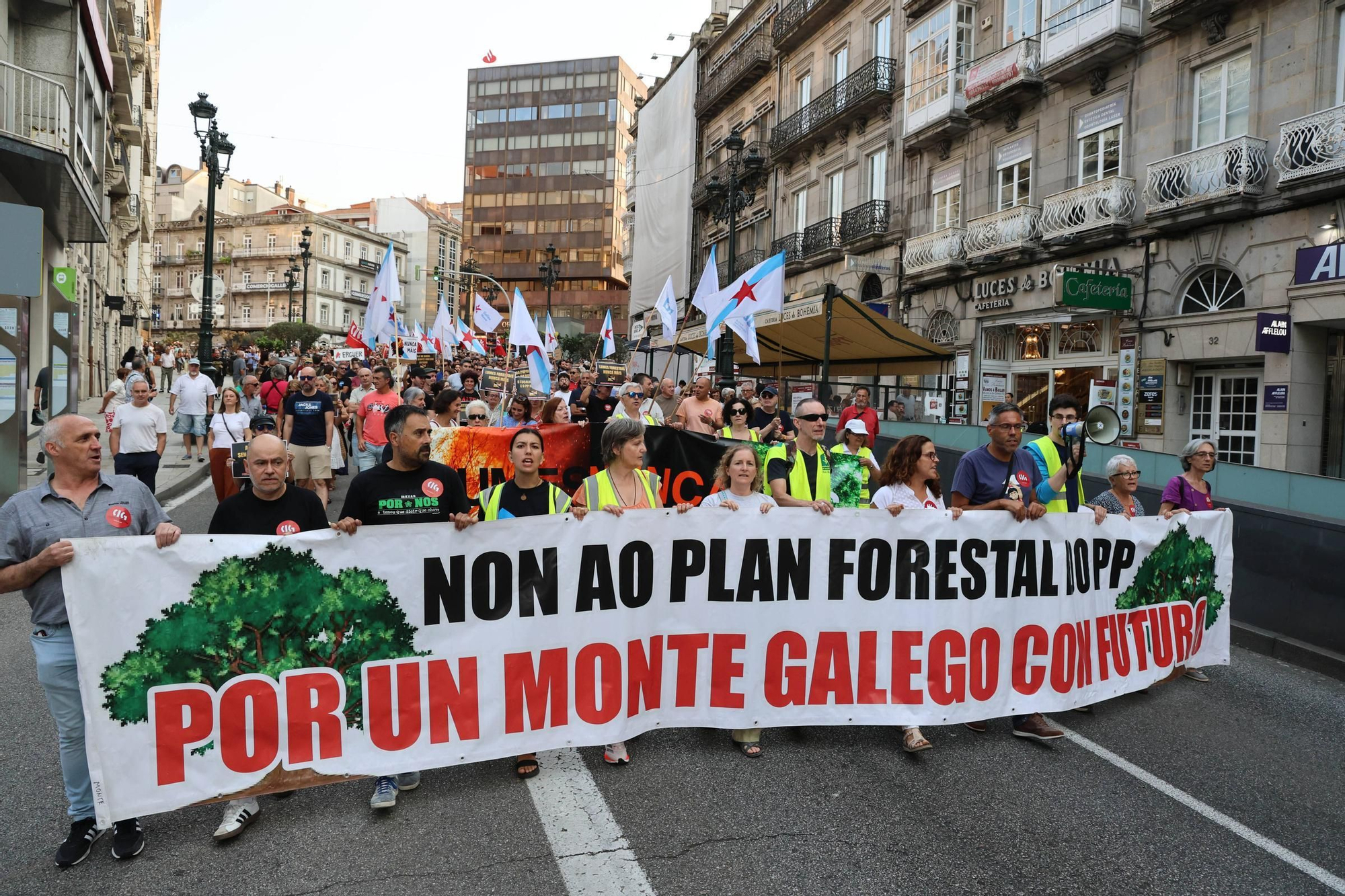 Cientos de personas salen a la calle en Vigo a protestar por la gestión de los incendios... bajo la ceniza
