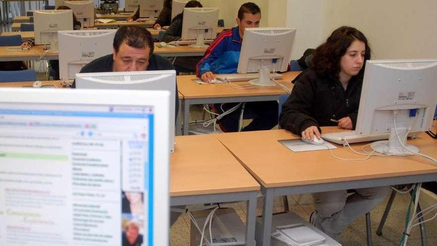 Asistentes a un curso de búsqueda de empleo en el aula Cemit de Lalín.  // Bernabé/Javier Lalín