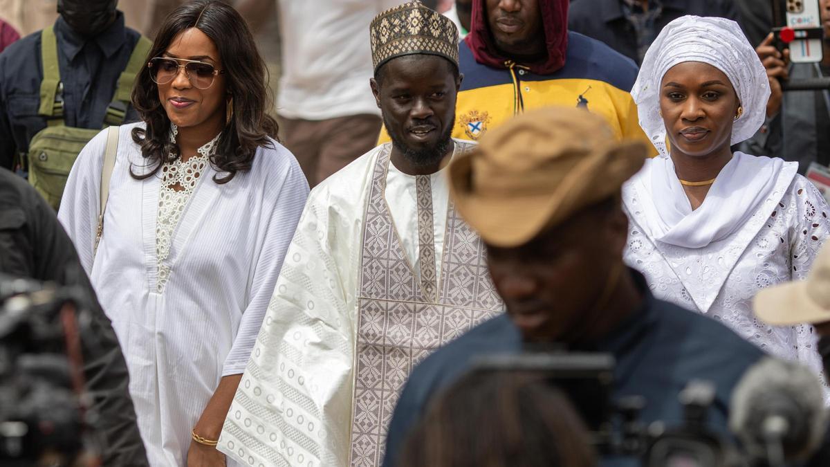 El presidente electo de Senegal, Bassirou Diomaye Faye, con sus dos esposas, Marie Khone Faye y Absa Faye