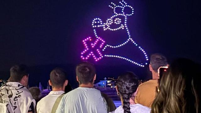 El público disfrutó de los dibujos creados por los drones en la playa de Silgar. |  FDV