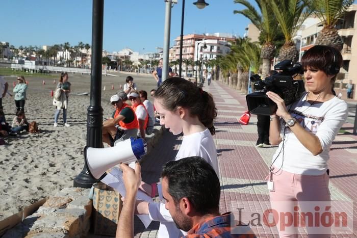 Un 'SOS' gigante para el Mar Menor formado por escolares en Villananitos