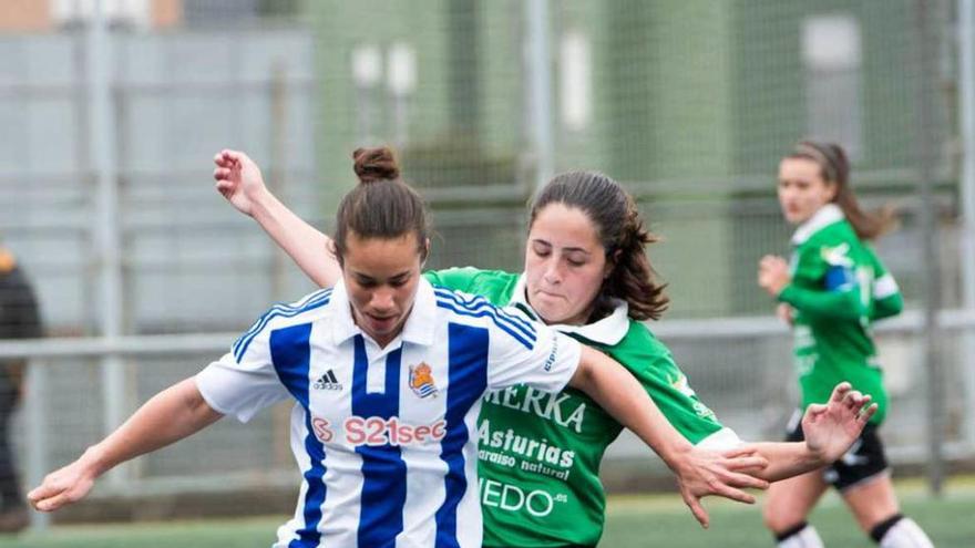 Isina disputa el balón a una jugadora de la Real Sociedad.