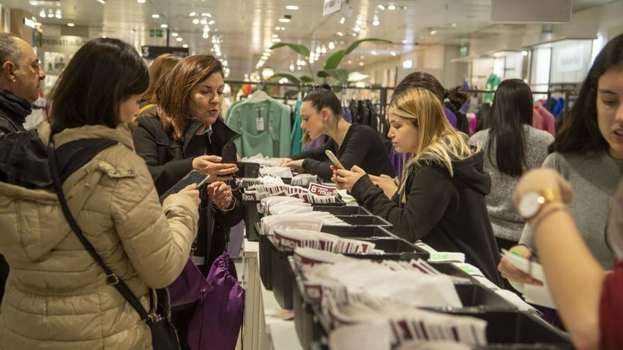 Una imagen de la entrega de dorsales de la pasada edición en El Corte Inglés. | FRANCISCO PEÑARANDA