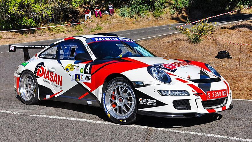 Julián Falcón y Jacob Páez, con el Porsche 911 GT3, rodando ayer en la bajada de Los Marteles. | | MOTORACTUALIDAD.ES