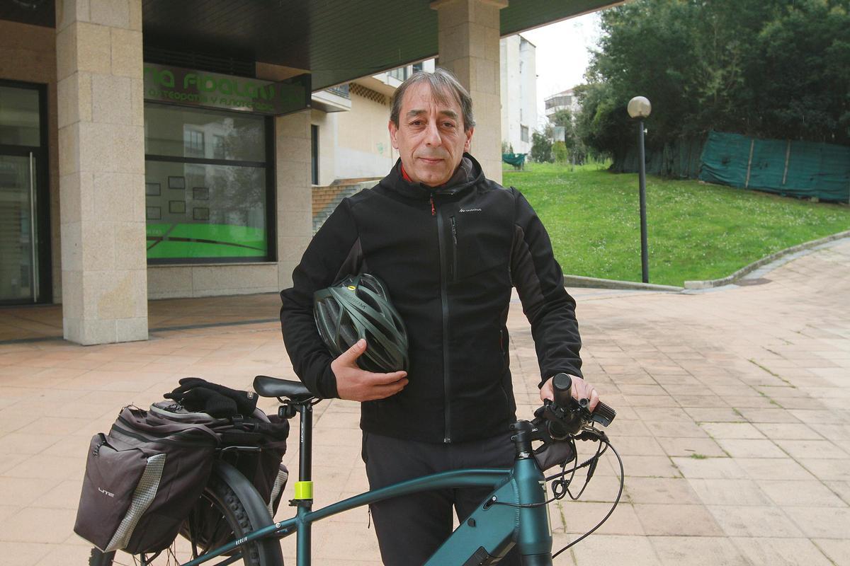 Maxi Cid, con su bicicleta, cerca de su lugar de trabajo.
