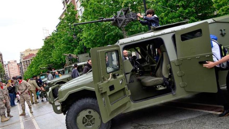 Vehículos tácticos del Ejército, ayer, en el paseo de Begoña.