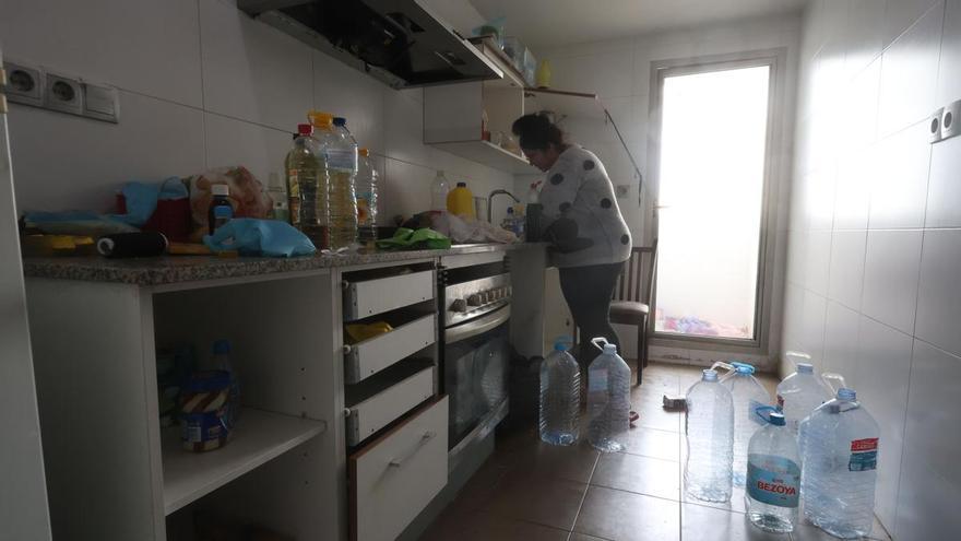 Seis familias con nueve menores de Benetússer suman siete meses sin agua