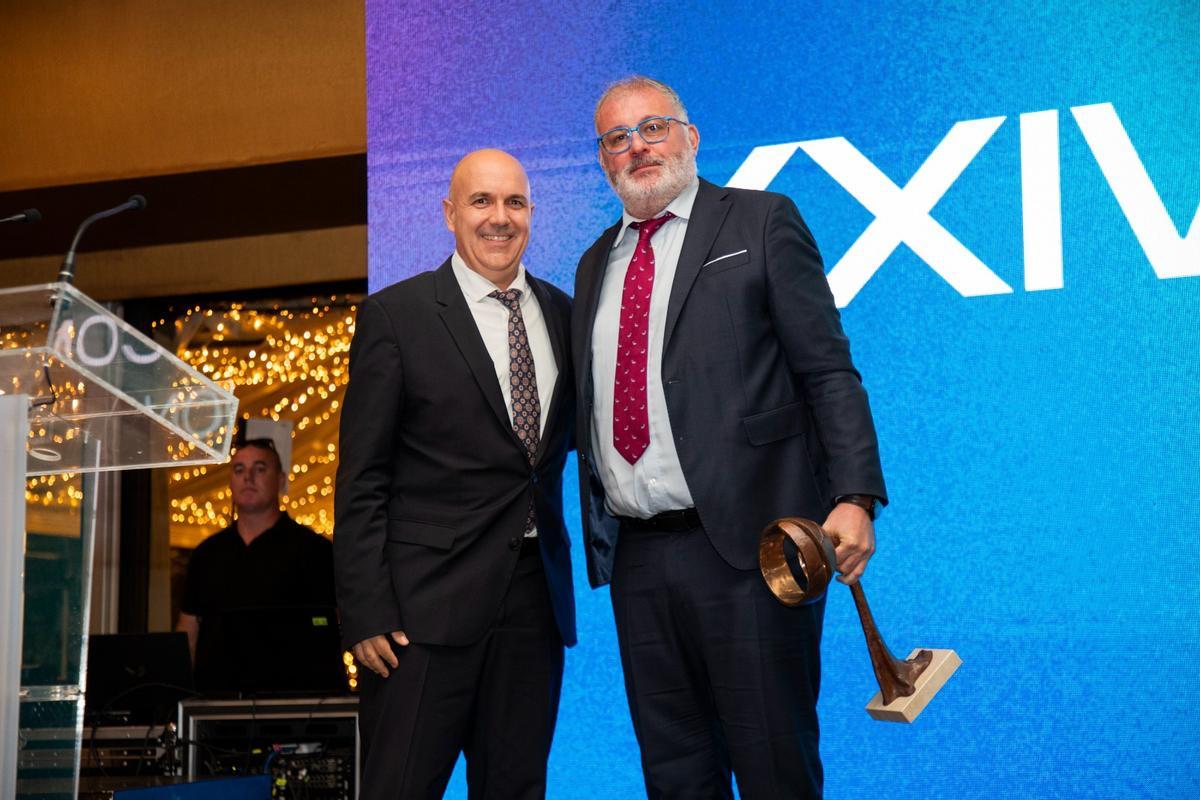 José Javier Mármol, presidente de SAES, recibió el premio de Jordi Giné, director de Grandes Empresas y Administraciones Públicas de Telefónica en Territorio Este.