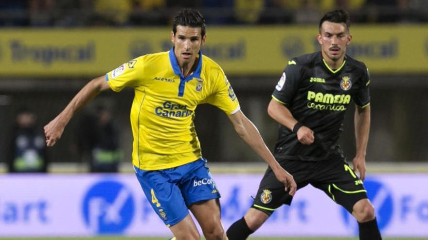 Sansone (d), del Villarreal, pelea un balón con Vicente Gómez.