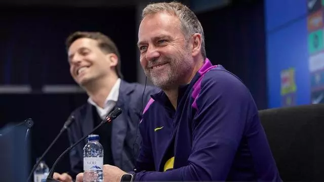 Flick confirma a Joan García y suena un móvil: “Multa, multa”