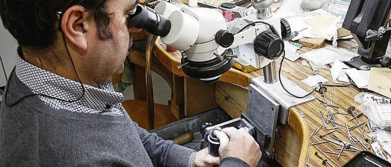 Un joyero de Oviedo, trabajando en la creación de una pieza.