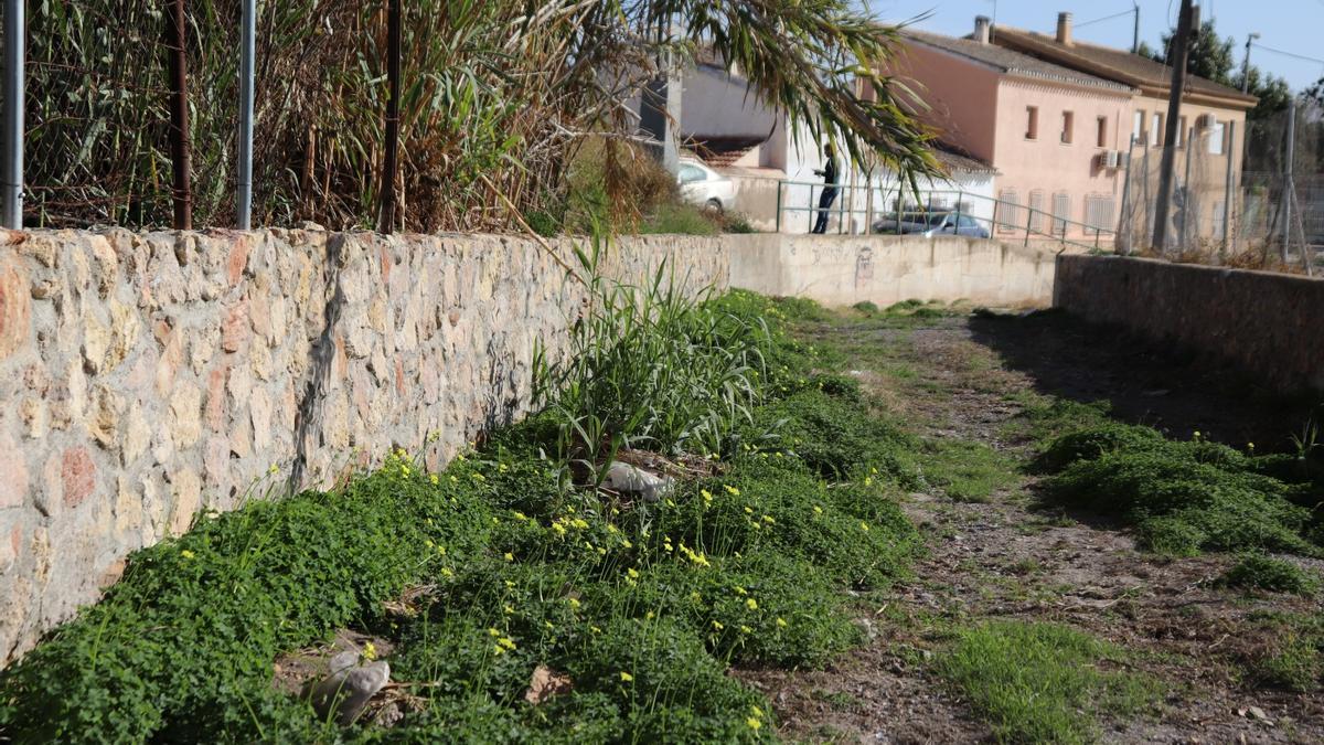 Reconstrucción del muro en la zona más inmediata a las viviendas de la Rambla de las Chatas.