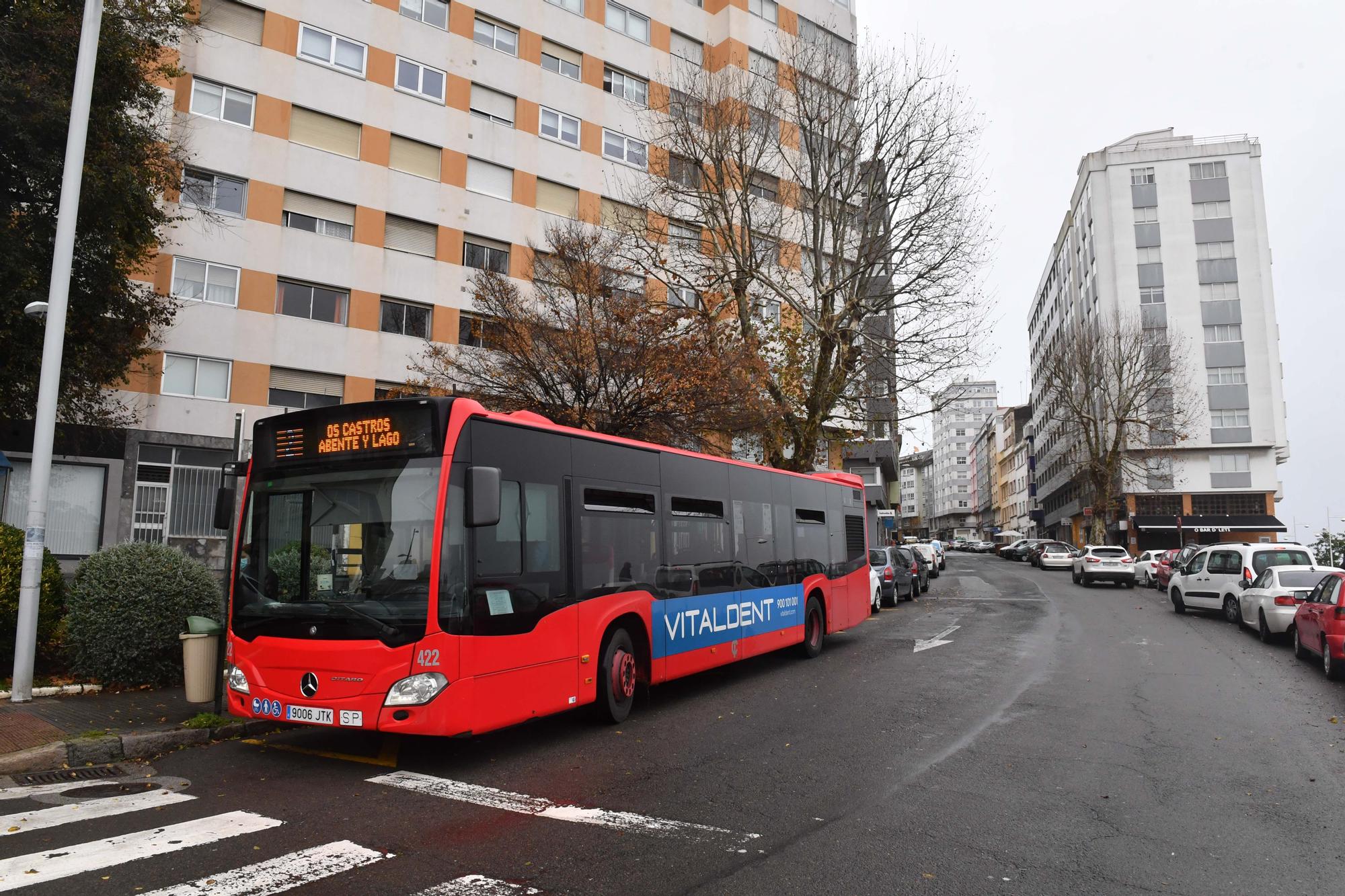 El Concello de A Coruña hará la acera que falta en el tramo final de la avenida de Oza, que perderá en ese espacio un carril de circulación y donde se podrá estacionar en batería