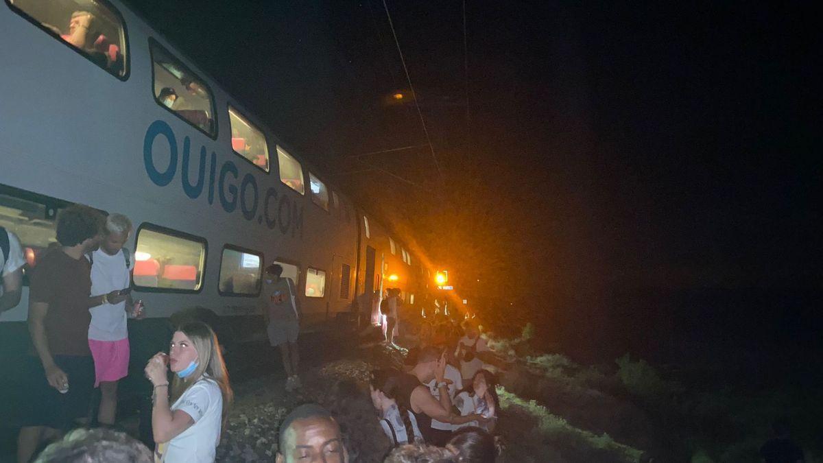 Pasajeros en el exterior del Ouigo averiado anoche en Aragón