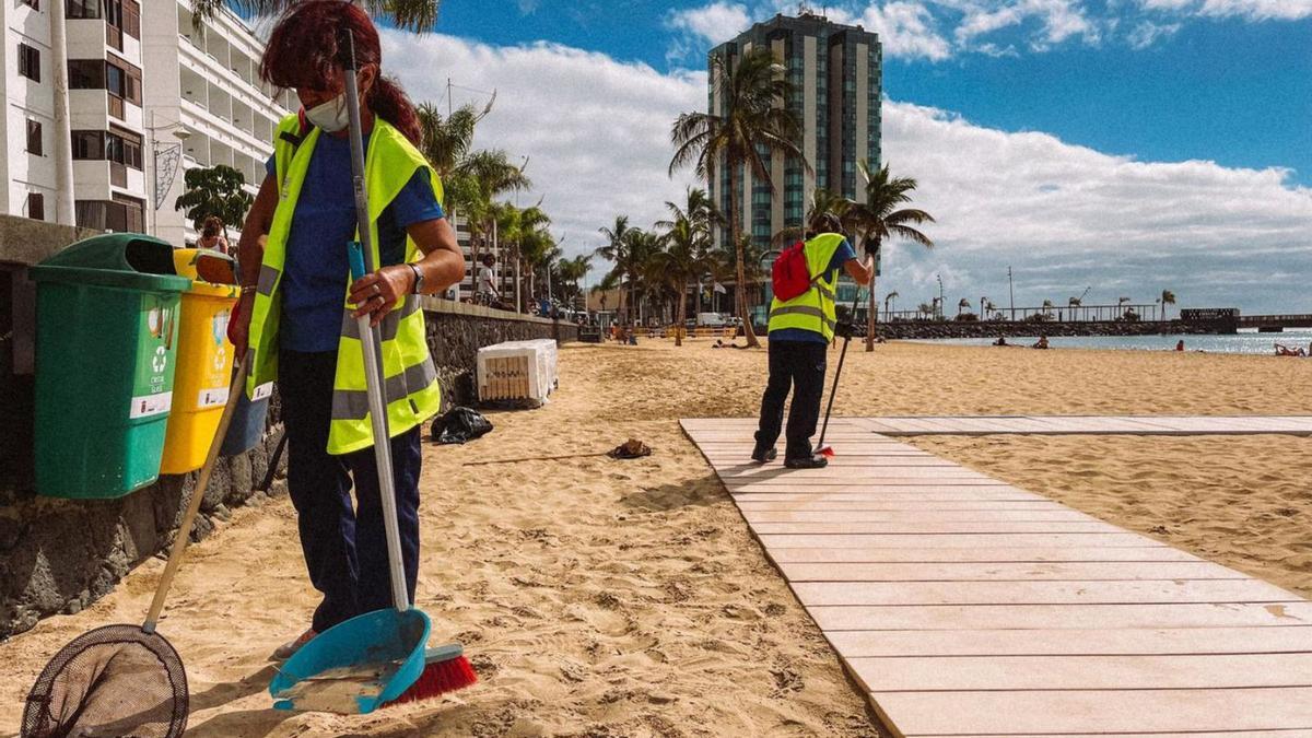 Trabajos de limpieza en las playas de Arrecife. | | LP/DLP